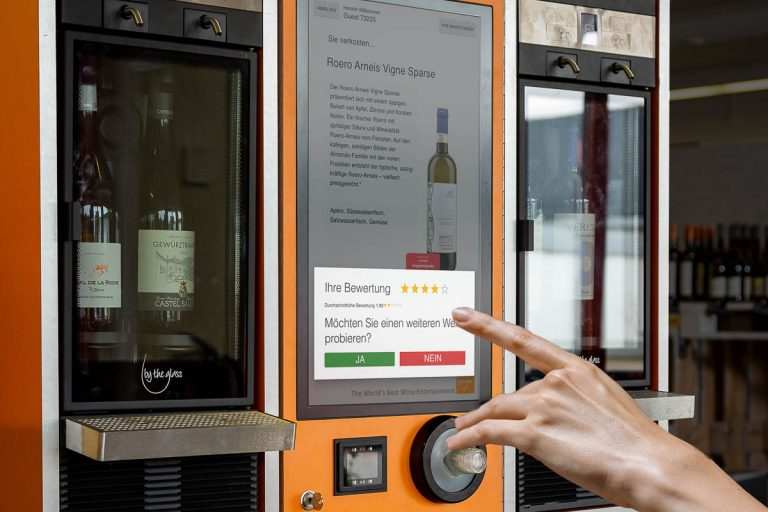 Weinbewertung auf dem Touchscreen des WineKiosk